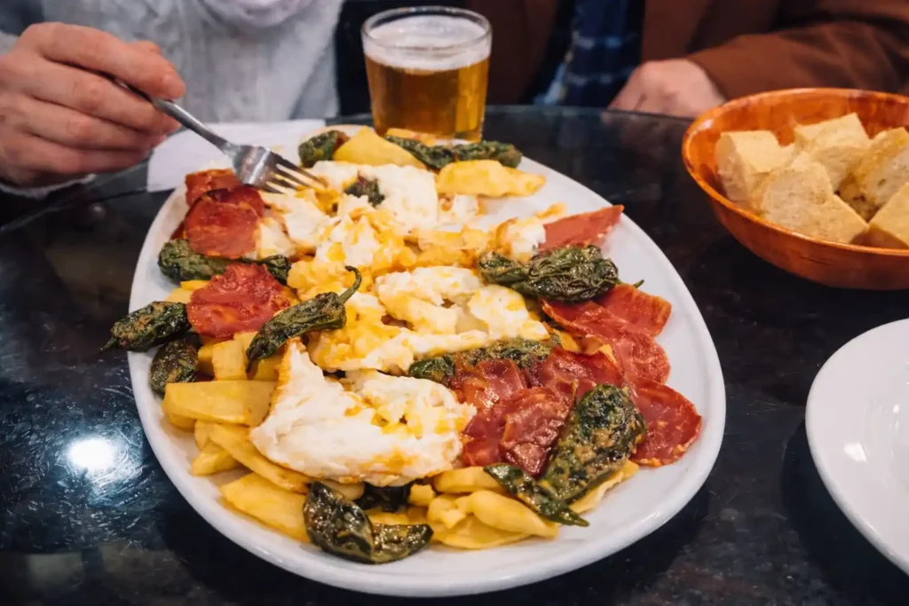 Tapas españolas en un plato compartido